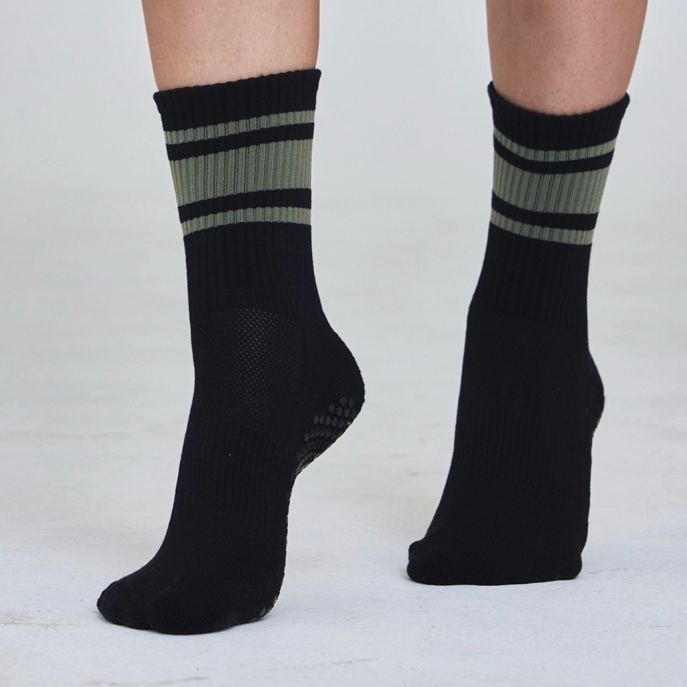 Lucky Honey The Crew grip socks black and olive